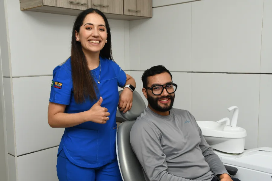 Paciente en control con el equipo de Troya Dental