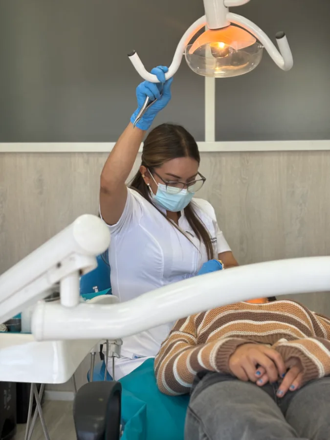 Paciente con brackets junto a su odontóloga