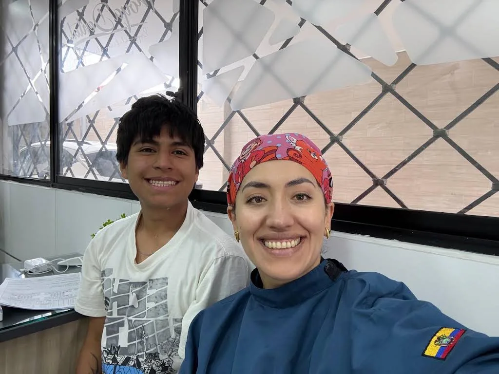 Elías Mosquera junto a la Dra. Gabriela Balseca al finalizar su tratamiento