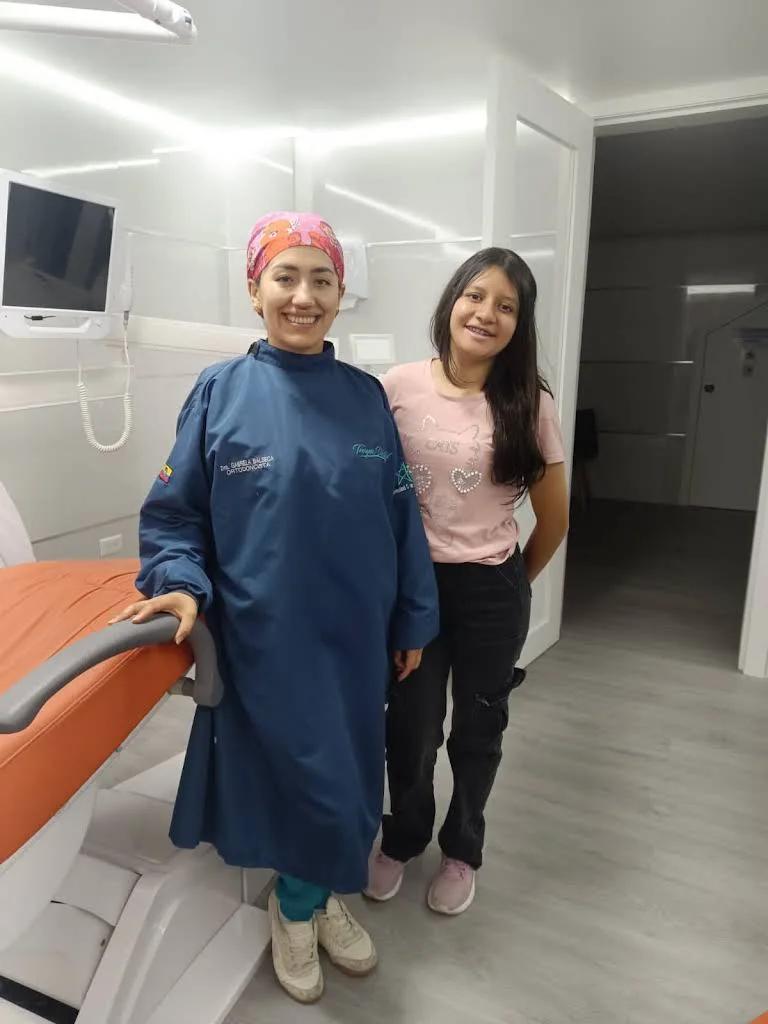 Paciente junto a la Dra. Gabriela Balseca