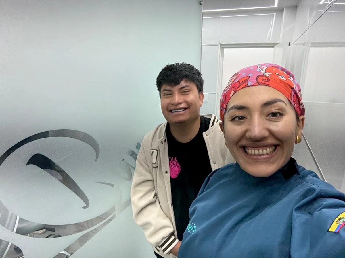 Paciente en control con el equipo de Troya Dental