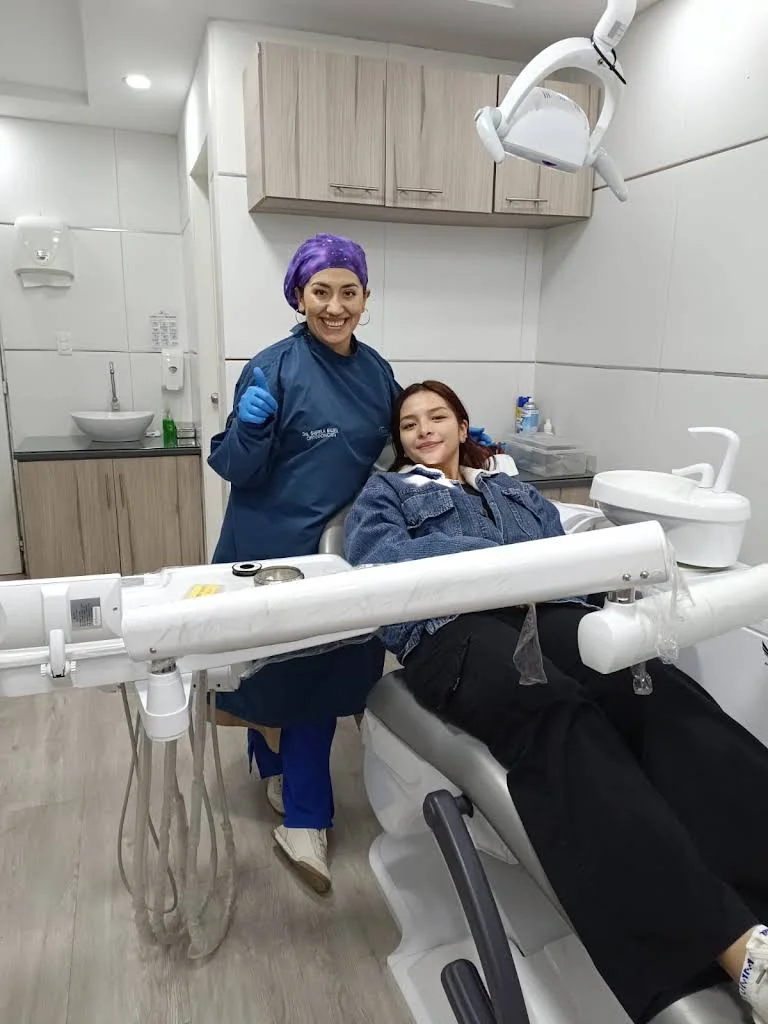Paciente en control junto a la Dra. Gabriela Balseca